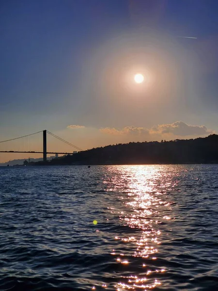 İstanbul 'un köprüleri gün batımında ve gece.