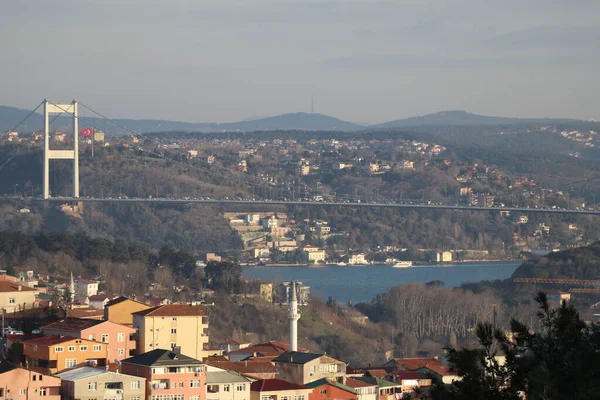 İstanbul 'un köprüleri gün batımında ve gece.