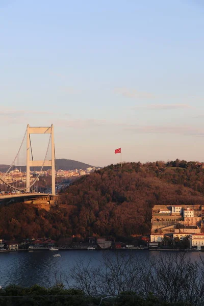 日没と夜のイスタンブールの橋 — ストック写真