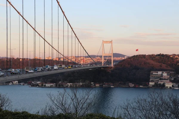 日没と夜のイスタンブールの橋 — ストック写真