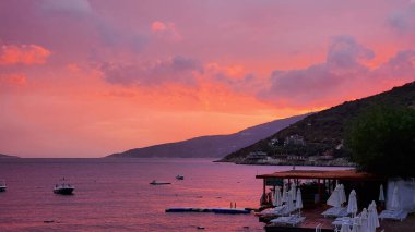 Gün batımında inanılmaz güzel bulutlar. Dünyanın farklı bölgelerinden gelen bulutlar.