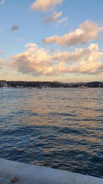 Gün batımında inanılmaz güzel bulutlar. Dünyanın farklı bölgelerinden gelen bulutlar.