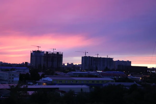 Gün batımında inanılmaz güzel bulutlar. Dünyanın farklı bölgelerinden gelen bulutlar.