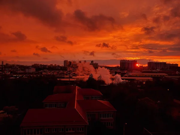 その日の日没の光の中で信じられないほど美しい雲 世界のさまざまな地域の雲 — ストック写真