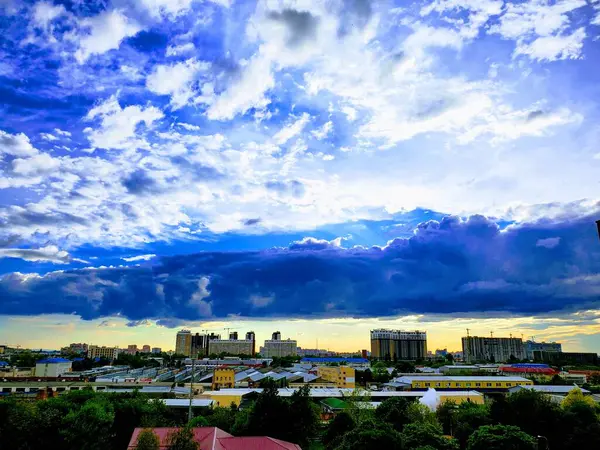 Nubes Increíblemente Hermosas Luz Del Atardecer Del Día Nubes Diferentes — Foto de Stock