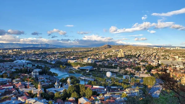 Farklı yerler ve şehirlerin farklı panoramaları..