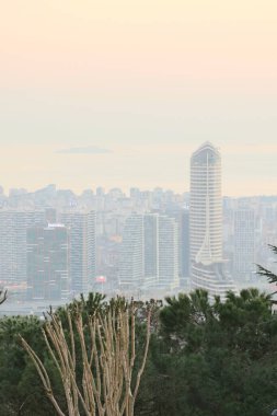 İstanbul 'da gün batımı. TV kulesinden Chamlydzha 'nın Boğaz manzarası.
