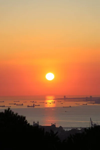 Puesta Sol Estambul Vista Desde Torre Chamlydzha Hasta Bósforo — Foto de Stock