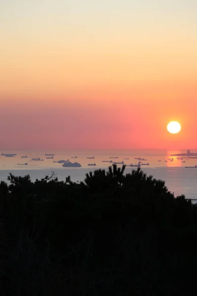 İstanbul 'da gün batımı. TV kulesinden Chamlydzha 'nın Boğaz manzarası.