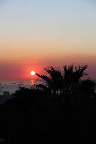 İstanbul 'da gün batımı. TV kulesinden Chamlydzha 'nın Boğaz manzarası.