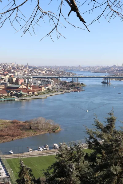 İstanbul Kafe 'si Pierre Loti' nin tarihi yeri. Altın Boynuz 'un muhteşem manzarası.