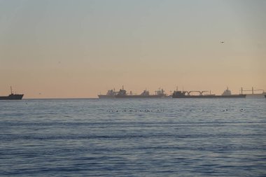 Marmara Denizi kıyısında Konstantinopolis 'in kale duvarları. Deniz manzaralı güzel günbatımı fotoğrafları ve gemiler..