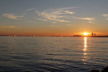 Deniz manzaralı güzel günbatımı fotoğrafları ve gemiler..