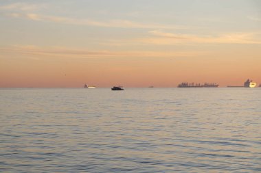 Deniz manzaralı güzel günbatımı fotoğrafları ve gemiler..