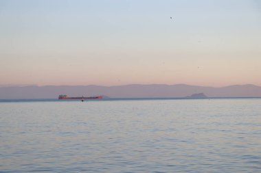 Deniz manzaralı güzel günbatımı fotoğrafları ve gemiler..
