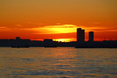 Deniz manzaralı güzel günbatımı fotoğrafları ve gemiler..