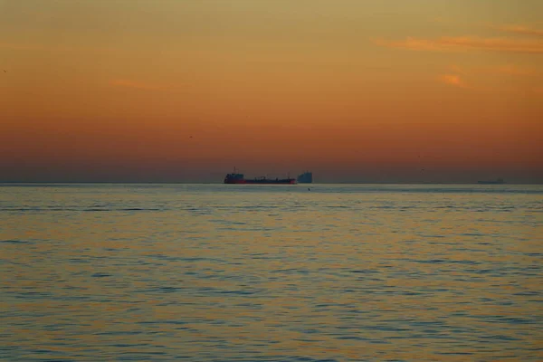 Όμορφες Φωτογραφίες Ηλιοβασιλέματος Πανόραμα Της Θάλασσας Και Των Πλοίων — Φωτογραφία Αρχείου