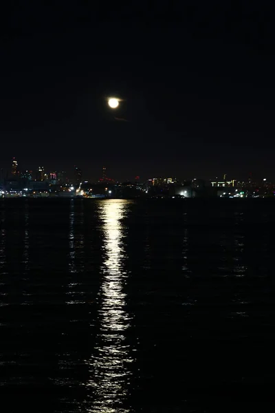 马尔马拉海和伊斯坦布尔上空夜空中的月亮 — 图库照片