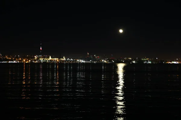 Φεγγάρι Στον Νυχτερινό Ουρανό Πάνω Από Θάλασσα Του Μαρμαρά Και — Φωτογραφία Αρχείου