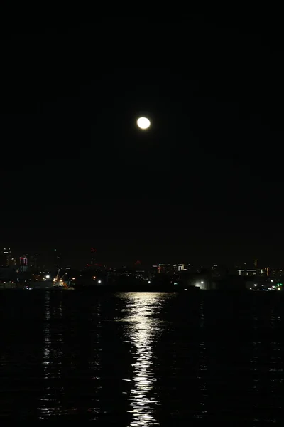 マルマラ海とイスタンブールの夜空の月 — ストック写真