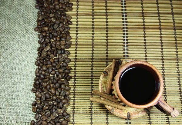 Xícara de café, grãos de café e canela — Fotografia de Stock