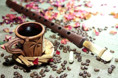 altı fincan kahve, kahve çekirdeği ve müzik instrume