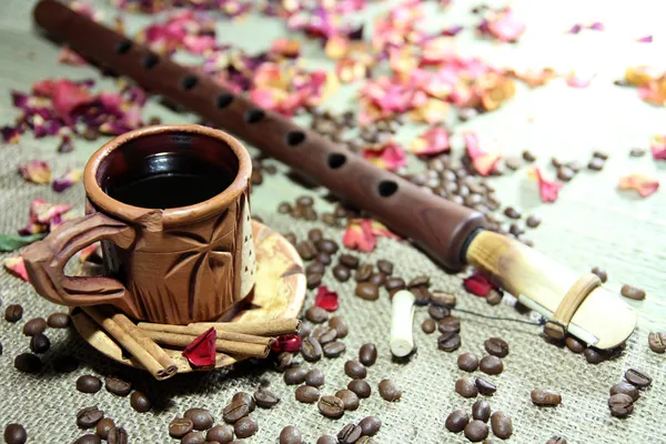altı fincan kahve, kahve çekirdeği ve müzik instrume