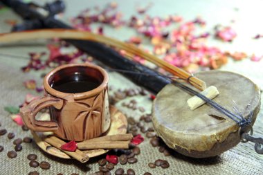 altı fincan kahve, kahve çekirdeği ve müzik instrume