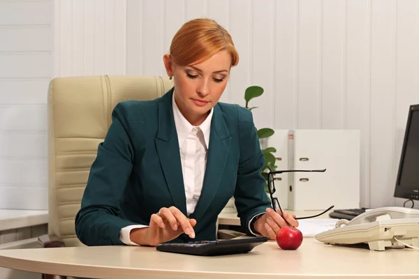 Geschäftsfrau rechnet vor — Stockfoto