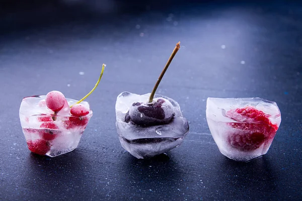 凍った果実と果実をアイスキューブに ストック写真