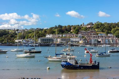 Dartmouth limanında demirlemiş gemilerin arkasında Britanya Kraliyet Donanma Koleji, Güney Devon, İngiltere, Birleşik Krallık