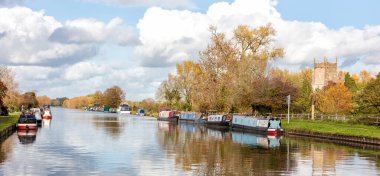 Keskinlik Manzarası - Arka planda Aziz Meryem Kilisesi olan Gloucester Kanalı, Severn, Gloucestershire, İngiltere Frampton