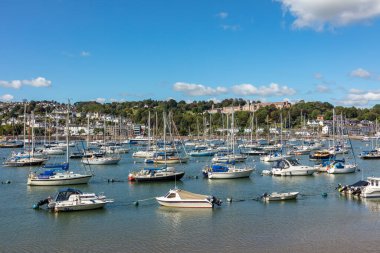 Dartmouth limanında demirlemiş gemilerin arkasında Britanya Kraliyet Donanma Koleji, Devon, İngiltere, Birleşik Krallık