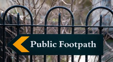 Gloucestershire, Birleşik Krallık 'taki eski metal korkuluklarda halk yolu tabelası.