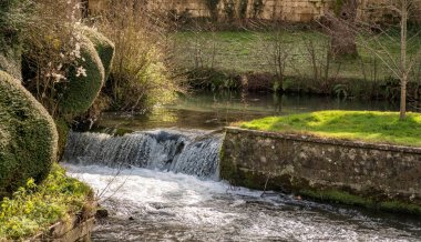 Weir on the River Frome Stroud, The Cotswolds, Gloucestershire, İngiltere 'nin eski Brimscombe liman bölgesinde.