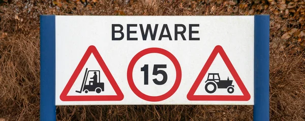 Beware Skylt Varning För Truckar Och Traktorer Storbritannien — Stockfoto