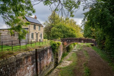 Wildmoorway Aşağı Kilit Köprüsü ve Kilit Koruyucuları Severn Thames Kanalı, Cerney Wick, İngiltere