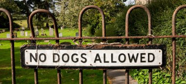 Birleşik Krallık, Gloucestershire 'da eski paslı korkuluklara köpek giremez.