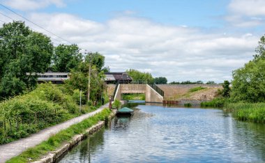 Stroudwater Kanalı, Stonehouse, Stroud, İngiltere 'deki Ocean' daki yeni demiryolu köprüsünü geçen tren.