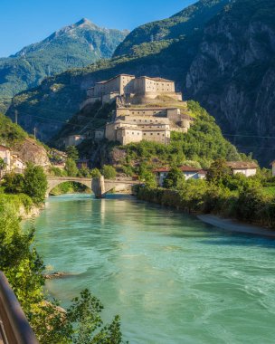 Kuzey İtalya 'da, Aosta Vadisi' nde, güneşli bir yaz gününde, senaryo kalesi..