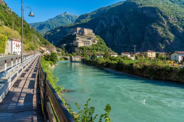 Kuzey İtalya 'da, Aosta Vadisi' nde, güneşli bir yaz gününde, senaryo kalesi..