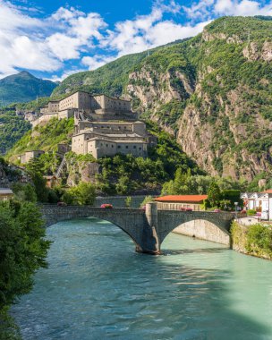 Kuzey İtalya 'da, Aosta Vadisi' nde, güneşli bir yaz sabahı.