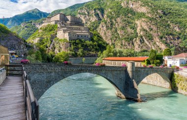 Kuzey İtalya 'da, Aosta Vadisi' nde, güneşli bir yaz sabahı.