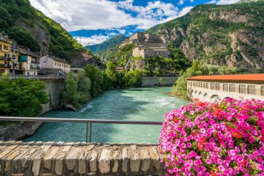 Kuzey İtalya 'da, Aosta Vadisi' nde, güneşli bir yaz sabahı.