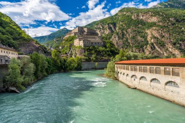 Kuzey İtalya 'da, Aosta Vadisi' nde, güneşli bir yaz sabahı.