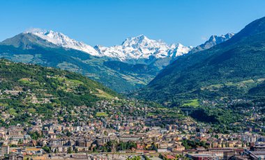 Aosta 'nın panoramik manzarası ve Grand Combin dağı. Aosta Vadisi, Kuzey İtalya.