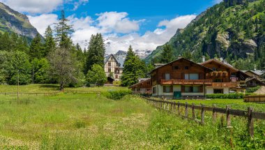 Arka planda Monterosa ile Gressoney-Saint-Jean 'de Idyllic yaz manzarası. Lys Valley 'de. Aosta Vadisi, Kuzey İtalya.