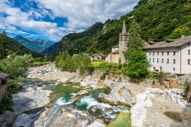 Lys Valley 'deki güzel Lillianes köyü. Aosta Vadisi, Kuzey İtalya.