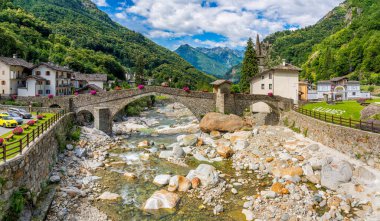 Lys Valley 'deki güzel Lillianes köyü. Aosta Vadisi, Kuzey İtalya.