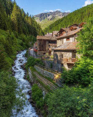 Aziz Rhemy en Boss 'un güzel köyünde, Büyük St. Bernard Vadisi' nde. Aosta Vadisi, İtalya.